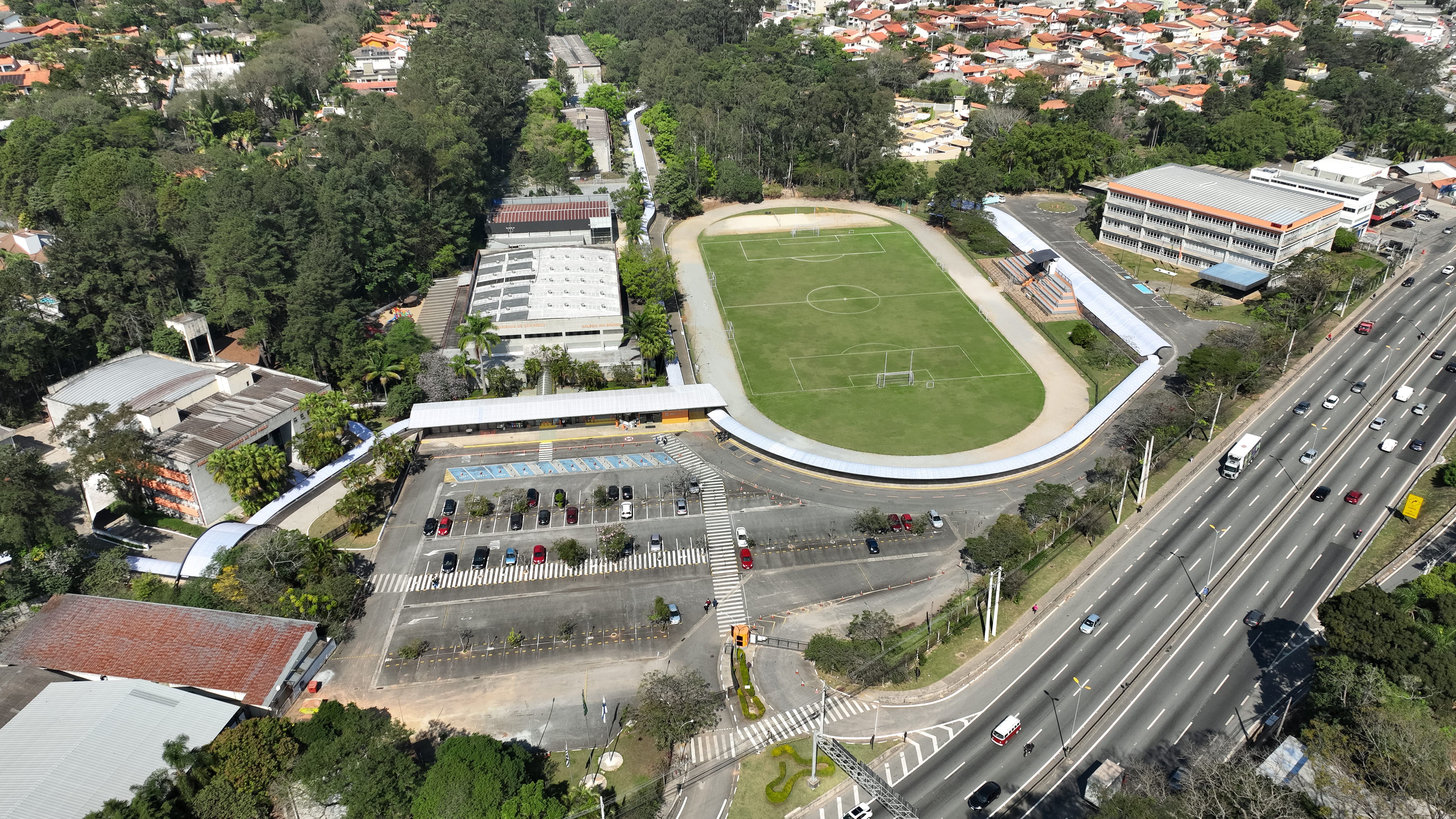 Vista aérea do campus da unidade Granja Vianna do Colégio Rio Branco