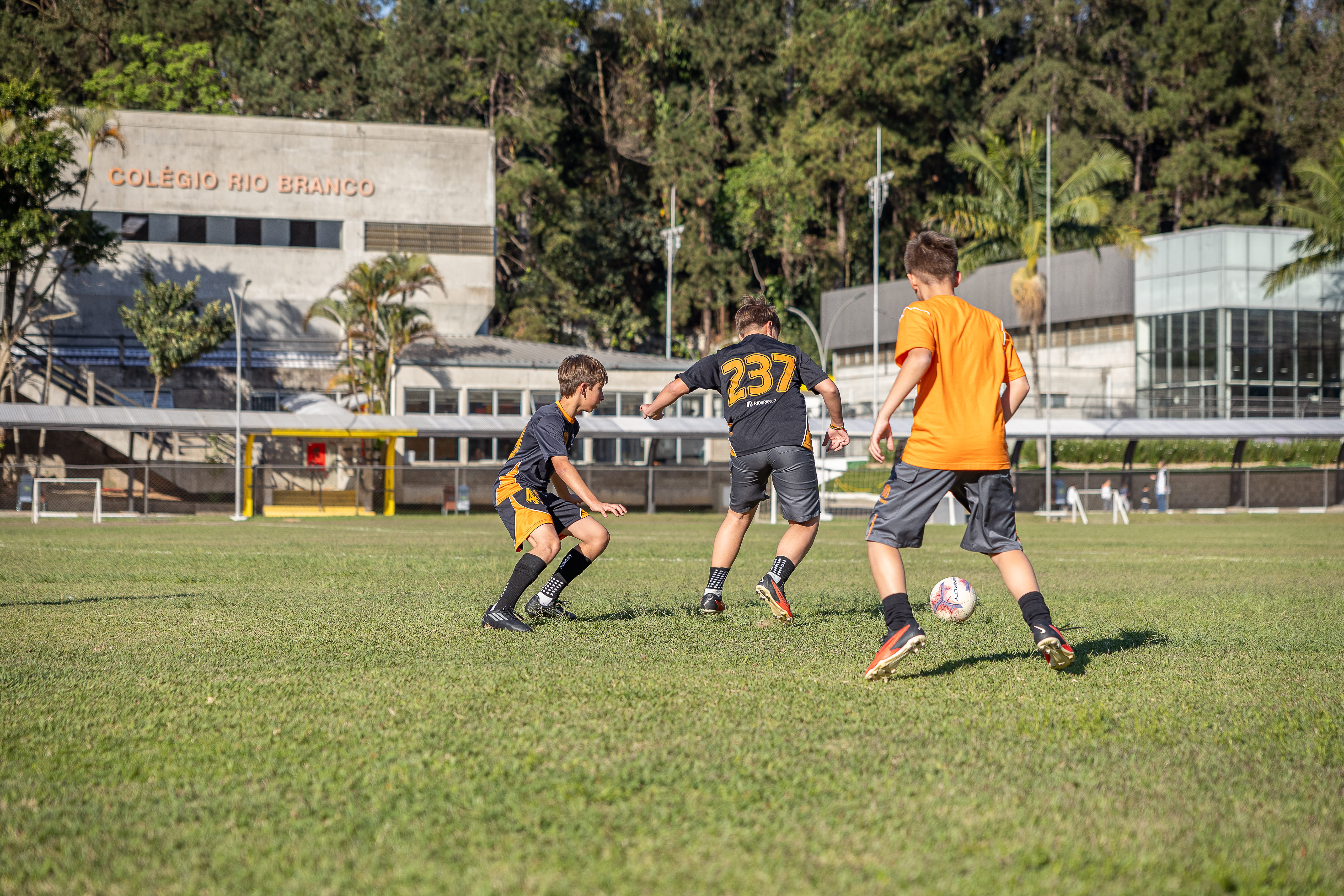 Alunos jogando futebol no campo da unidade Granja Vianna