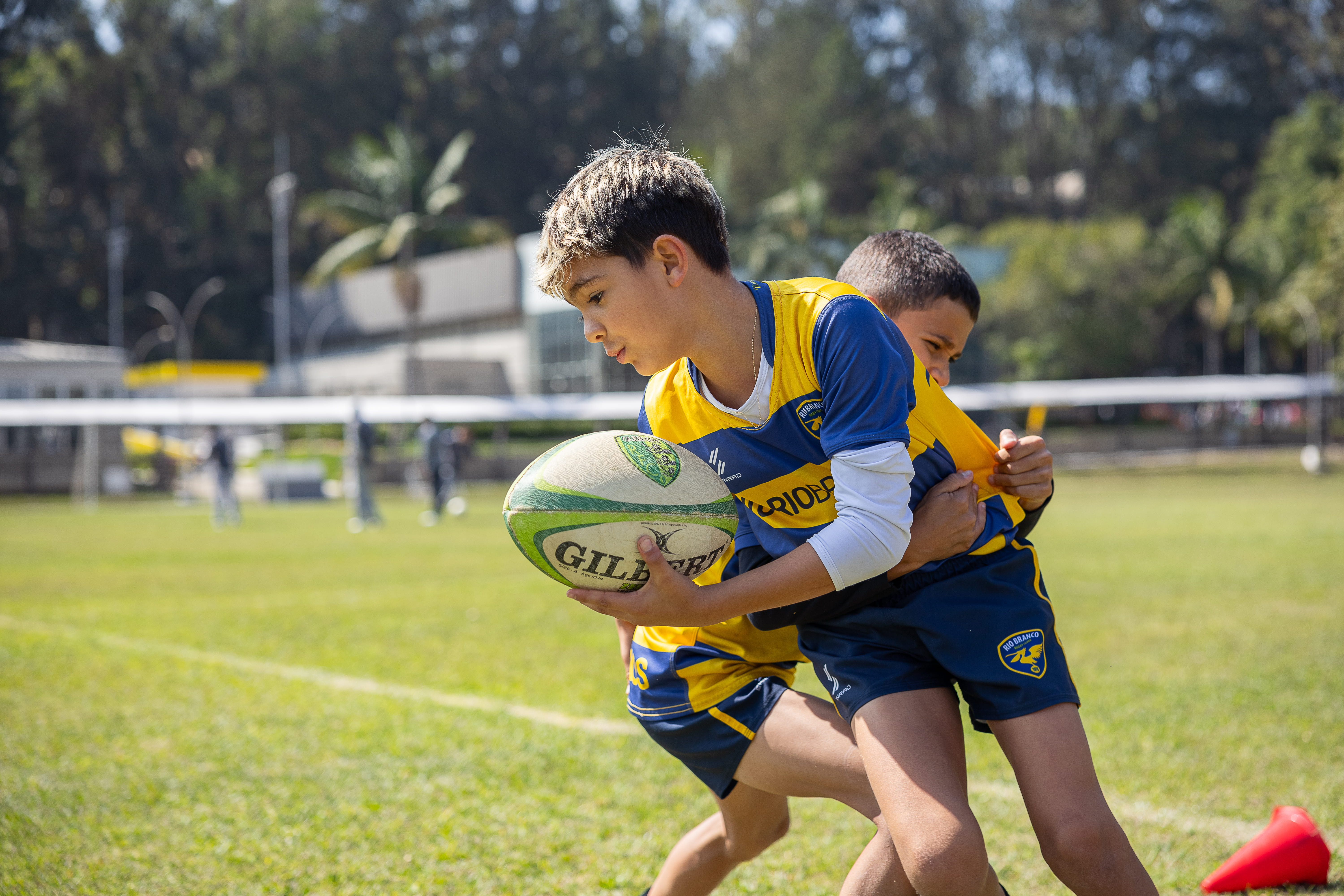 Alunos praticando rugby no campo da unidade Granja Vianna