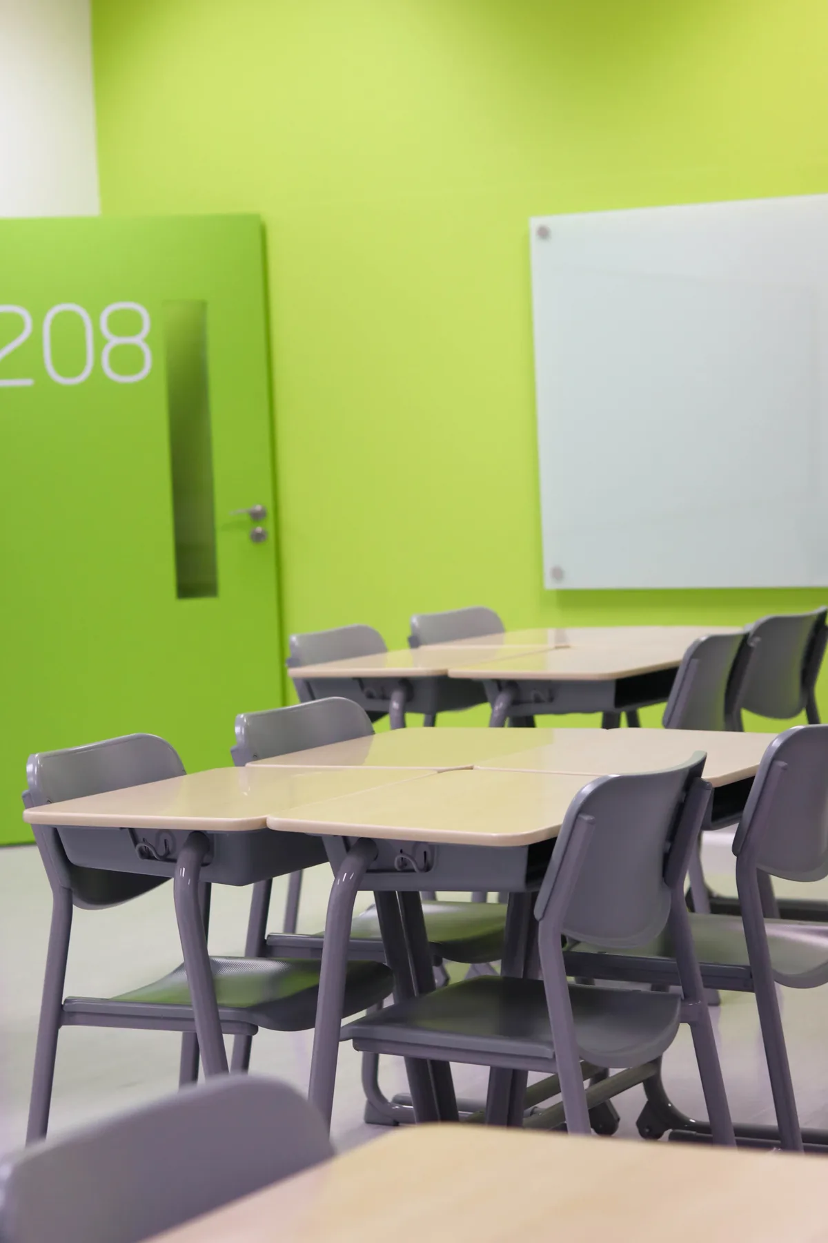 Sala de aula com carteiras organizadas e lousa na unidade Higienópolis