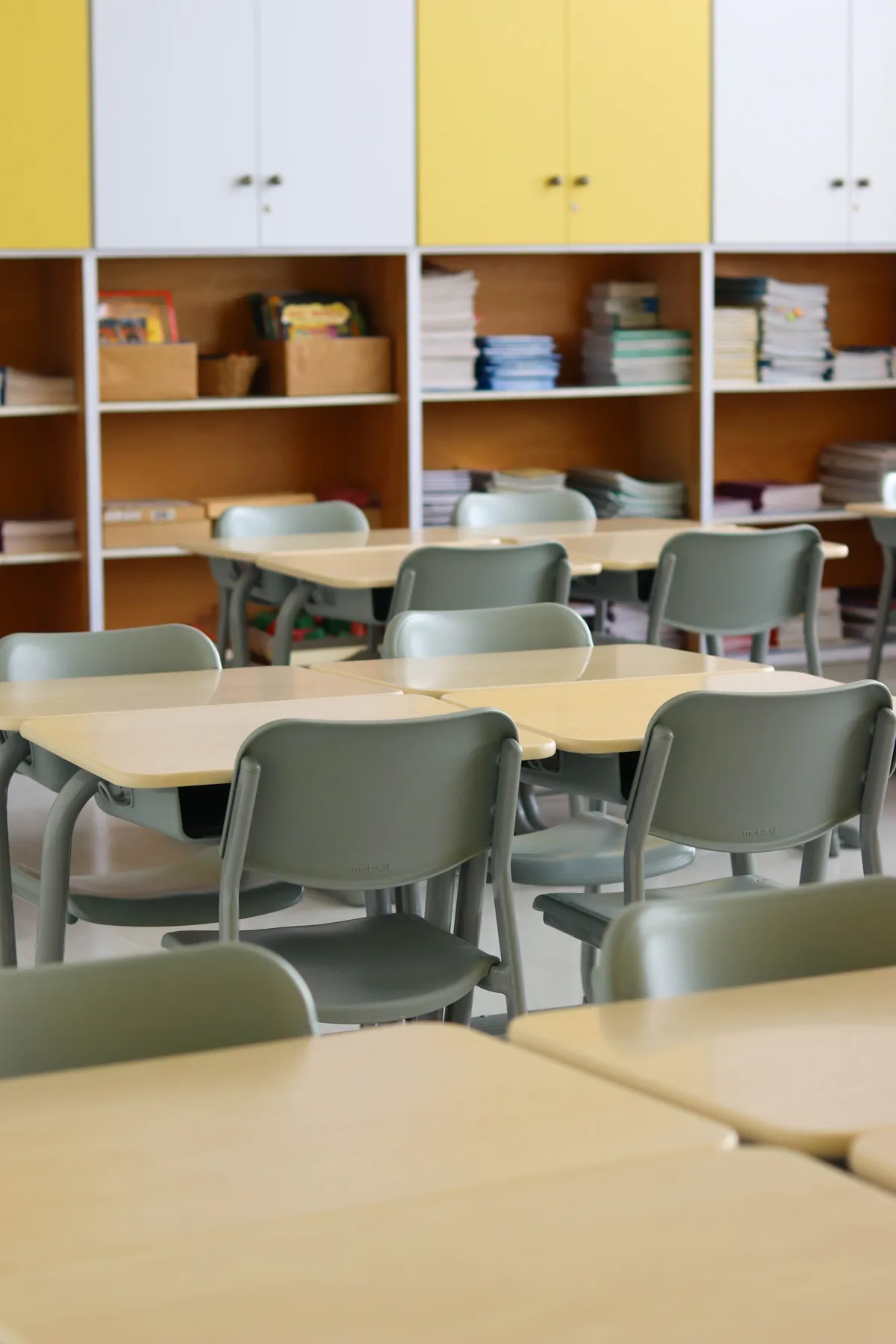 Sala de aula com armários e materiais didáticos organizados na unidade Higienópolis