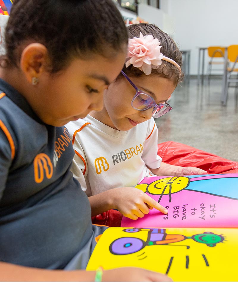 Crianças investigando e aprendendo juntas em sala de aula